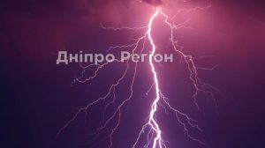 Пряме влучення у багатоповерхівку: на Дніпропетровщині блискавка вдарила в будинок (ВІДЕО)