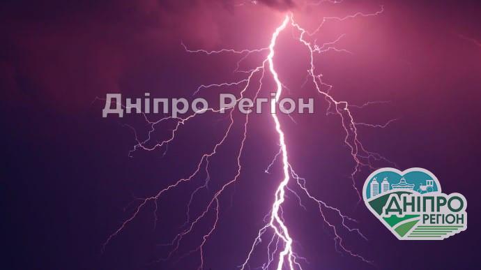 Пряме влучення у багатоповерхівку: на Дніпропетровщині блискавка вдарила в будинок (ВІДЕО) Пряме влучення у багатоповерхівку: на Дніпропетровщині блискавка вдарила в будинок (ВІДЕО)