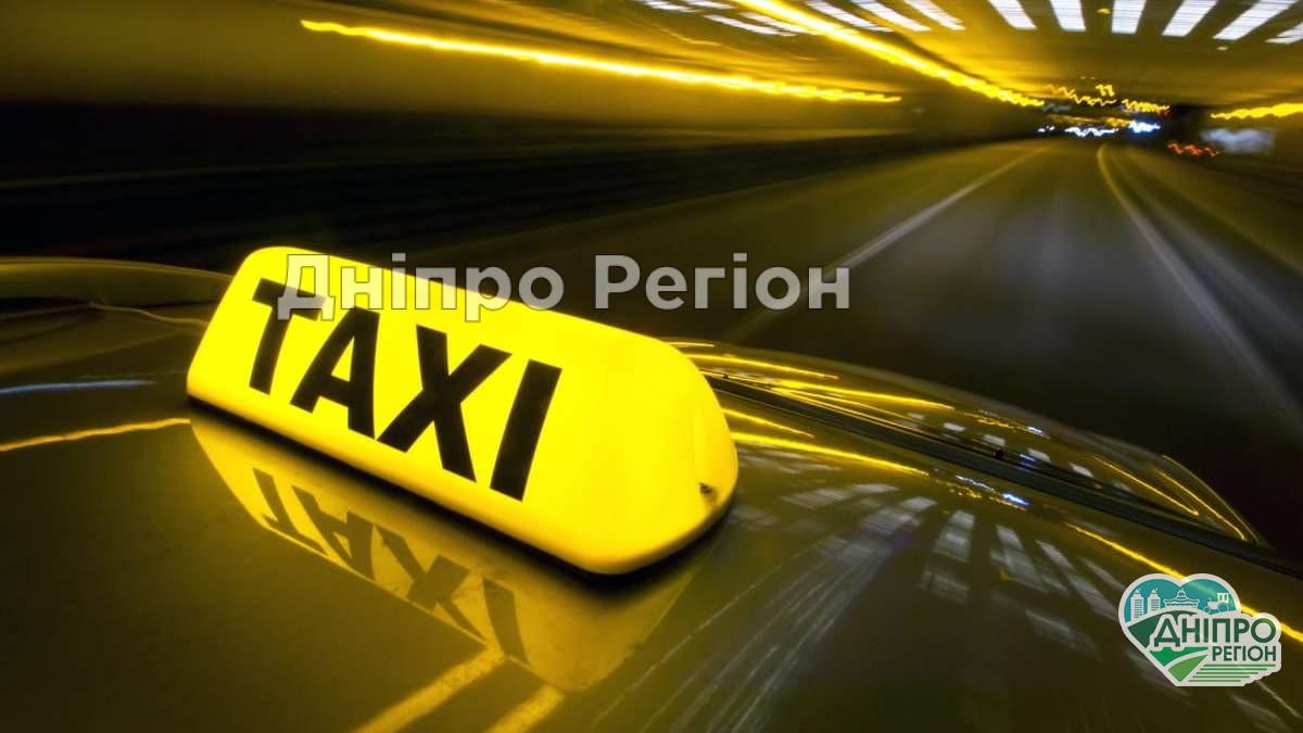 У Дніпрі через зливу у таксистів підскочила ціна на проїзд