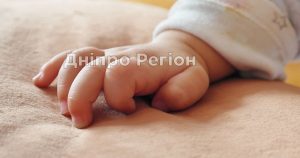 Кидала дитину у вікно свекрусі: у Дніпрі суд виніс вирок жінці, яка вбила 4-місячне немовля (ВІДЕО)