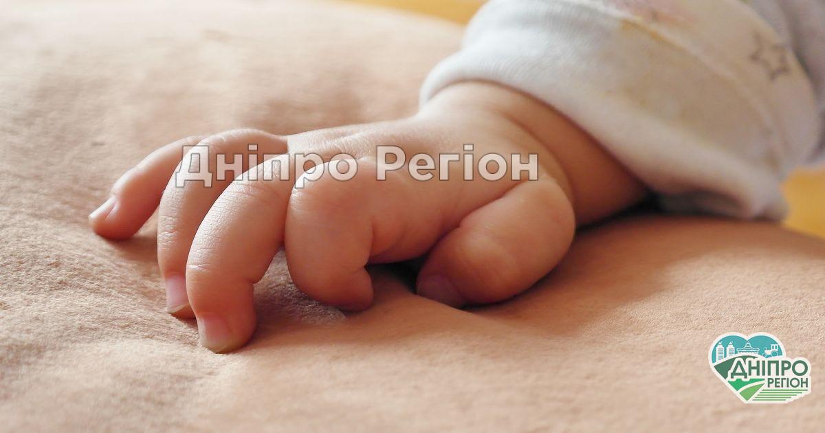Кидала дитину у вікно свекрусі: у Дніпрі суд виніс вирок жінці, яка вбила 4-місячне немовля (ВІДЕО)