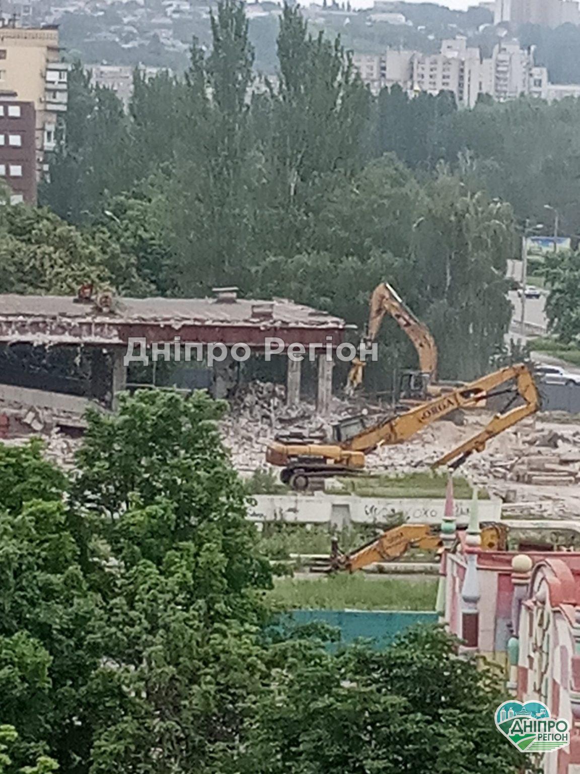 У Дніпрі на ж/м Перемога закінчують демонтувати кінотеатр Салют (ФОТО)