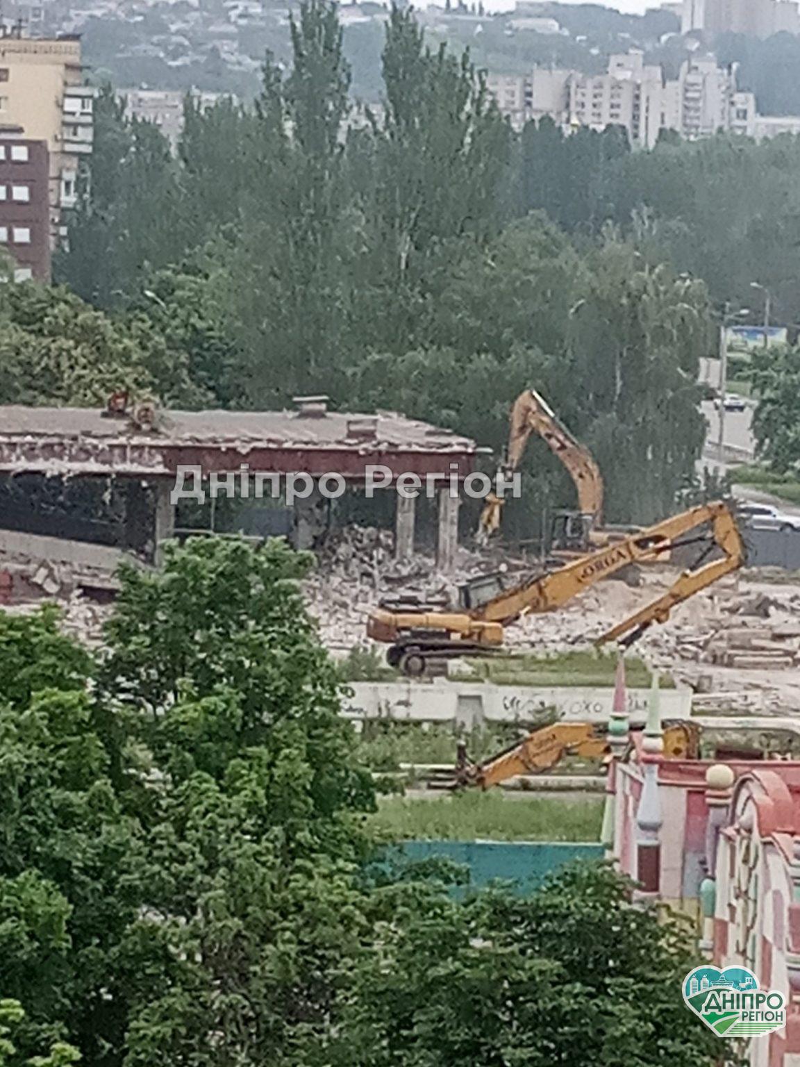 У Дніпрі на ж/м Перемога закінчують демонтувати кінотеатр Салют (ФОТО) У Дніпрі на ж/м Перемога закінчують демонтувати кінотеатр Салют (ФОТО)