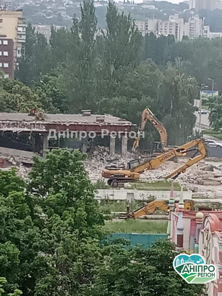 У Дніпрі на ж/м Перемога закінчують демонтувати кінотеатр Салют (ФОТО) У Дніпрі на ж/м Перемога закінчують демонтувати кінотеатр Салют (ФОТО)