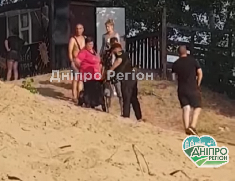 На Дніпропетровщині на пляжі Блакитного озера собака накинулась на відпочиваючих (ВІДЕО) Під Дніпром на Блакитному озері собака напала на відпочивальника: з'явились нові подробиці (ВІДЕО)