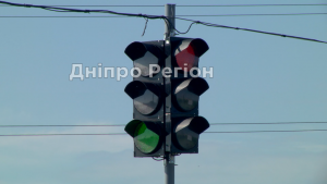 Буде легше водіям і пішоходам: під Дніпром встановлюють світлофори на складних перехрестях (ВІДЕО)