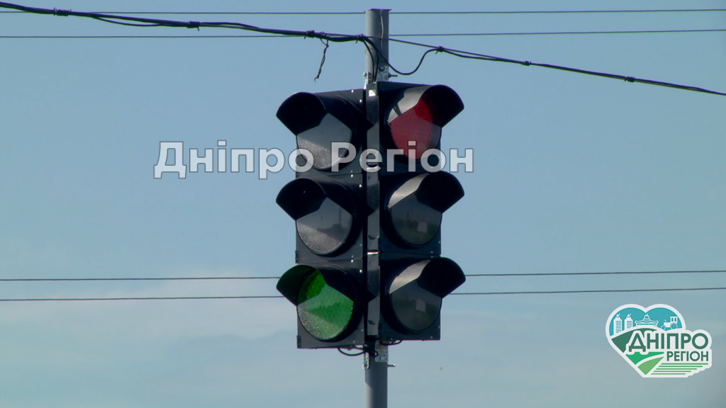 Буде легше водіям і пішоходам: під Дніпром встановлюють світлофори на складних перехрестях (ВІДЕО) Буде легше водіям і пішоходам: під Дніпром встановлюють світлофори на складних перехрестях (ВІДЕО)
