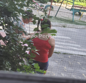 У Дніпрі під вікнами багатоповерхівки жінки влаштували туалет