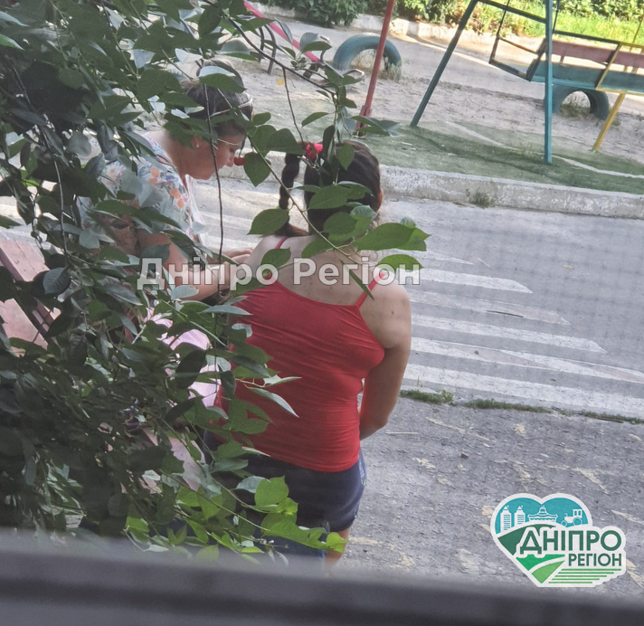 У Дніпрі під вікнами багатоповерхівки жінки влаштували туалет У Дніпрі під вікнами жінки влаштували туалет