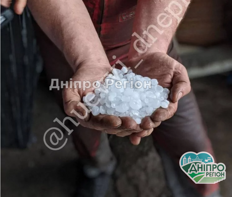 У Дніпрі випав крупний град, його можна згрібати лопатами (ВІДЕО) У Дніпрі випав крупний град, його можна згрібати лопатами (ВІДЕО)