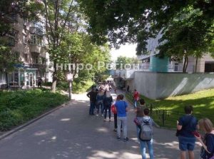 У Дніпрі масова вакцинація від коронавірусу: люди годинами стоять у черзі (ФОТО)