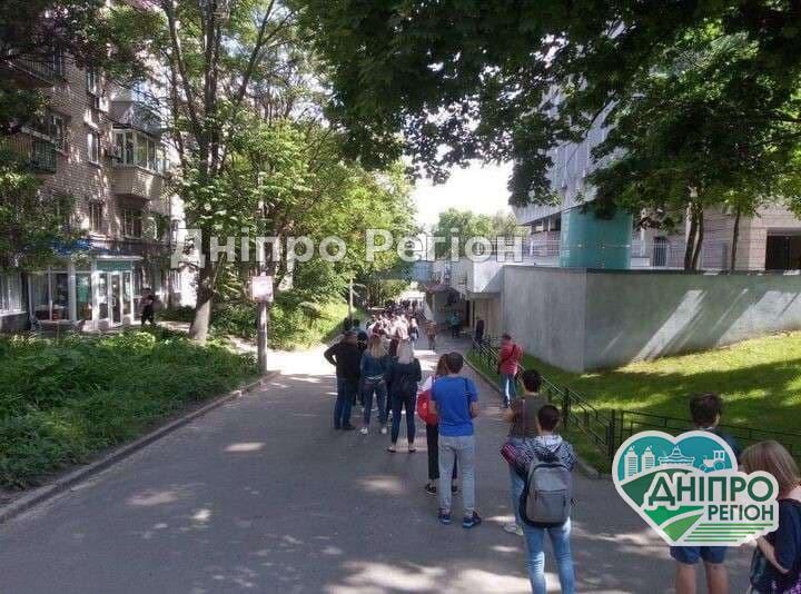 У Дніпрі масова вакцинація від коронавірусу: люди годинами стоять у черзі (ФОТО) У Дніпрі масова вакцинація від коронавірусу: люди годинами стоять у черзі (ФОТО)