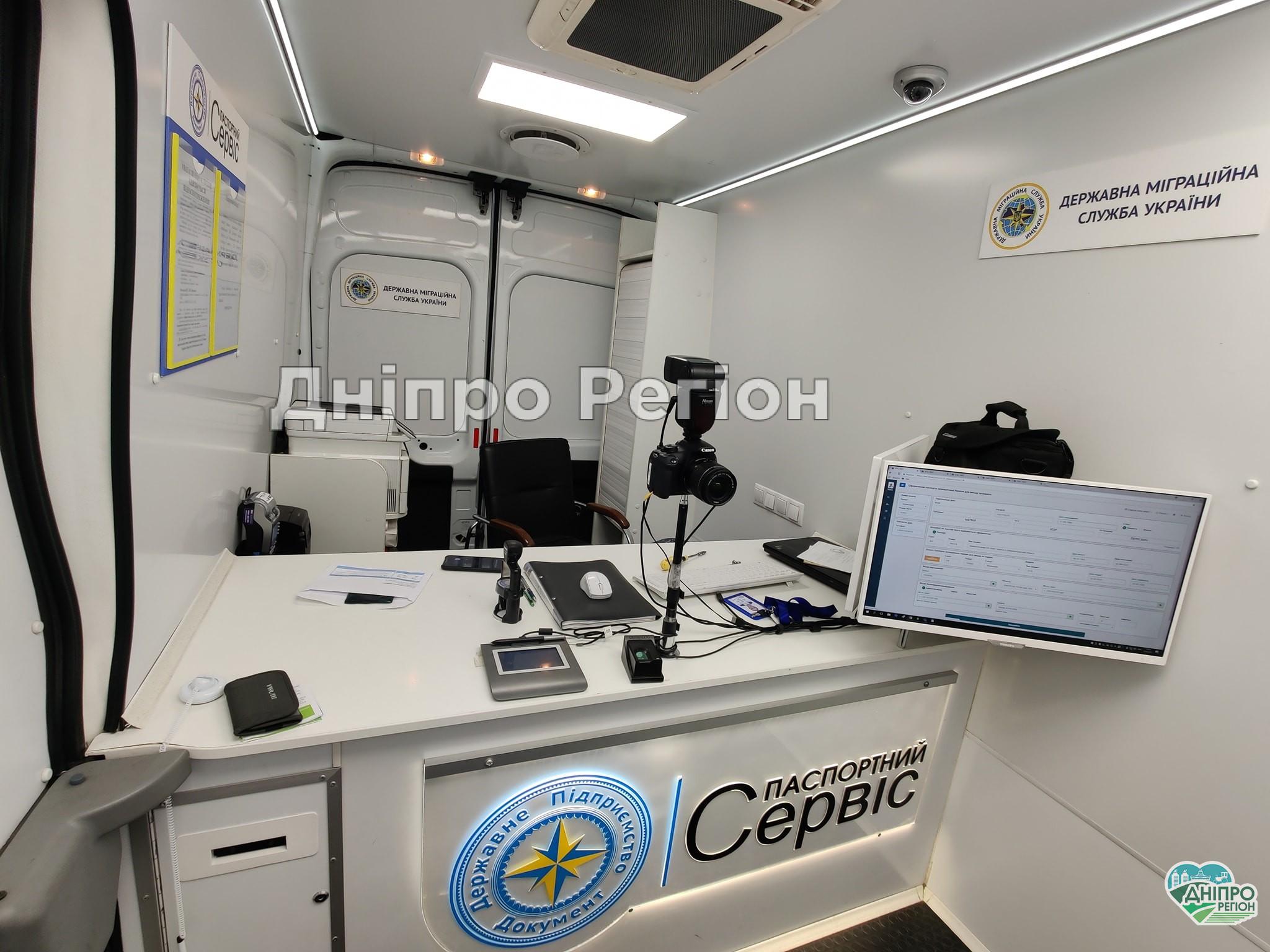 У Дніпрі в лікарні можна оформити закордонний паспорт: перевірено на собі (ФОТО)