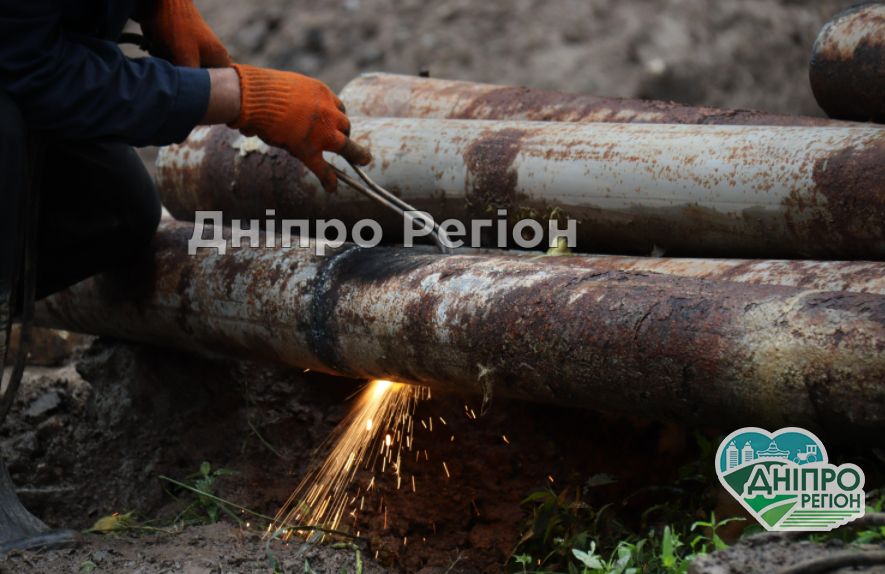 У Дніпрі по вулиці Робочій капітально ремонтують трубопровід центрального опалення У Дніпрі по вулиці Робочій капітально ремонтують трубопровід центрального опалення