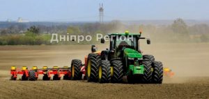У посівну техніка виходить на поле безперервно. На Дніпропетровщині аграрії працюють у комендантську годину