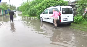Води в будинках по коліно: у Дніпрі в АНД районі люди потерпають від повіні (ВІДЕО)