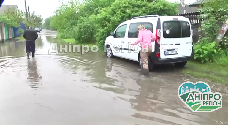Води в будинках по коліно: у Дніпрі в АНД районі люди потерпають від повіні (ВІДЕО)
