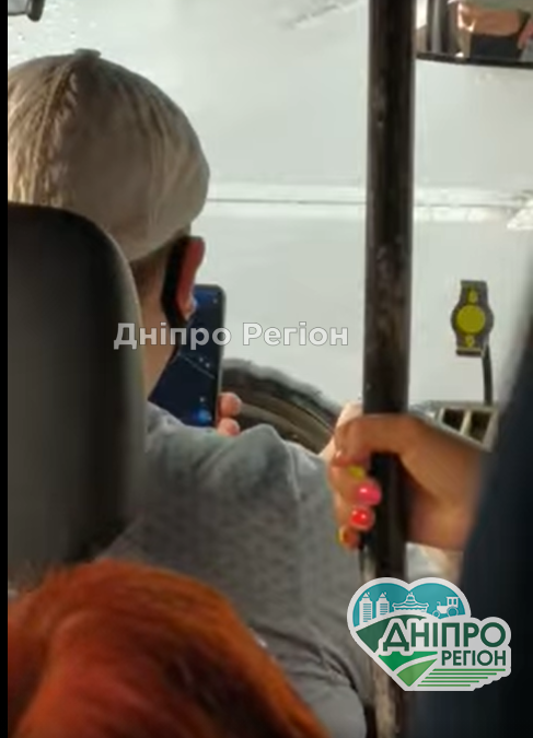 У Дніпрі працює маршрутник-шумахер, якому не можна довіряти життя людей (ВІДЕО) У Дніпрі працює маршрутник-шумахер, якому не можна довіряти життя людей (ВІДЕО)