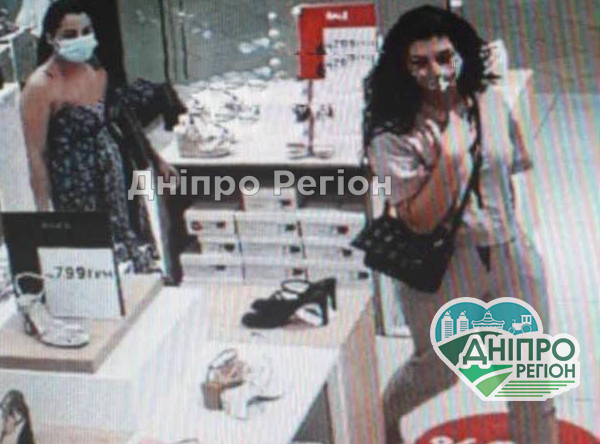 Працюють швидко і зухвало: у Дніпрі дві крадійки витягли телефон, коли жінка міряла взуття Працюють швидко і зухвало: у Дніпрі дві крадійки витягли телефон, коли жінка в магазині міряла взуття