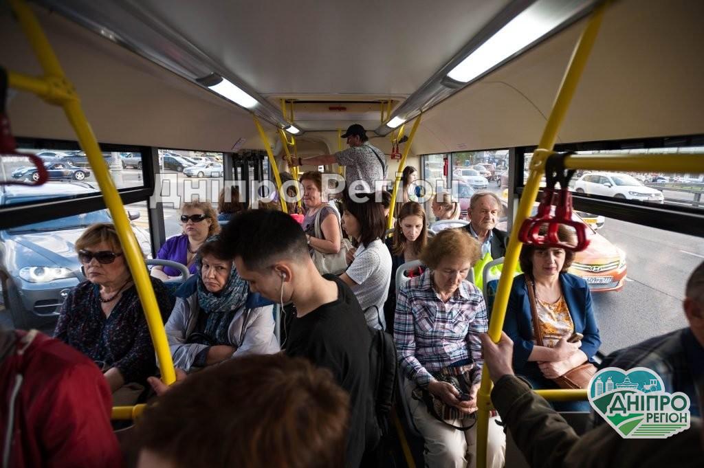 На Дніпропетровщині у великому місті маршрутникам дозволили брати стоячих пасажирів На Дніпропетровщині у великому місті маршрутникам дозволили брати стоячих пасажирів