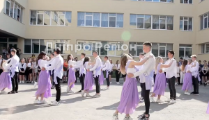 Мешканці Дніпра у захваті від випускного вальсу школи № 141 (ВІДЕО)