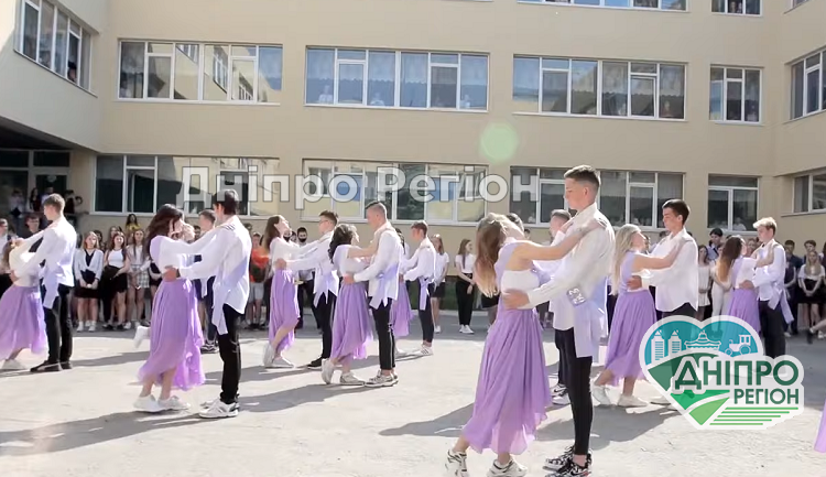 Мешканці Дніпра у захваті від випускного вальсу школи № 141 (ВІДЕО) Мешканці Дніпра у захваті від випускного вальсу школи № 141 (ВІДЕО)