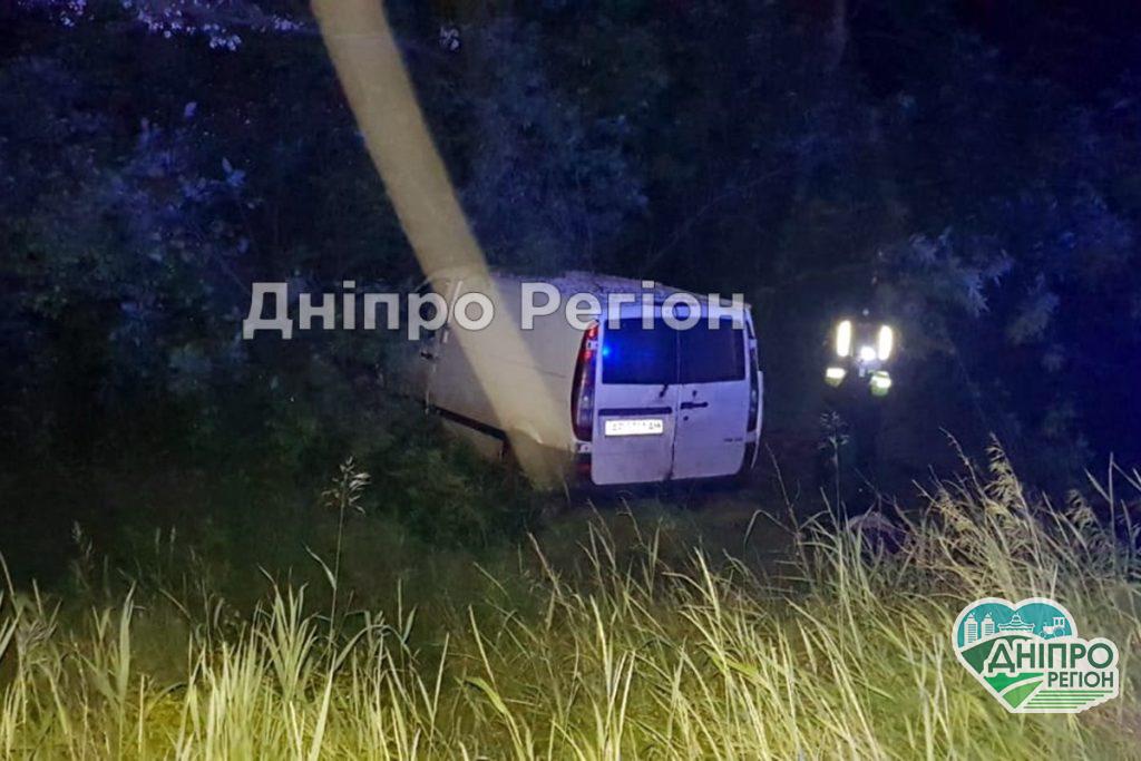 Пасажир загинув на місці: на Дніпропетровщині водій не впорався з керуванням та злетів у кювет