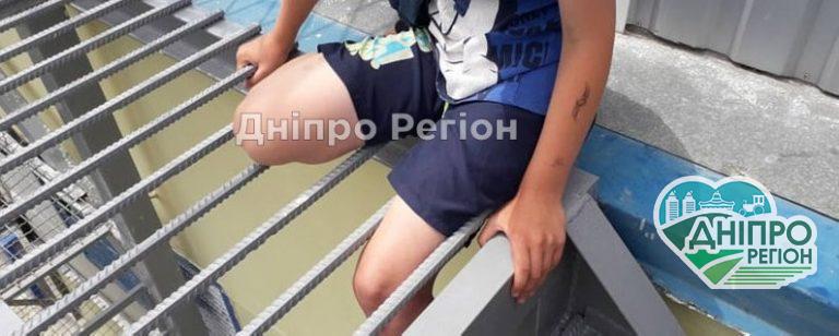 На Дніпропетровщині хлопець застряг на сходах поряд із супермаркетом АТБ: викликали рятувальників (ВІДЕО)