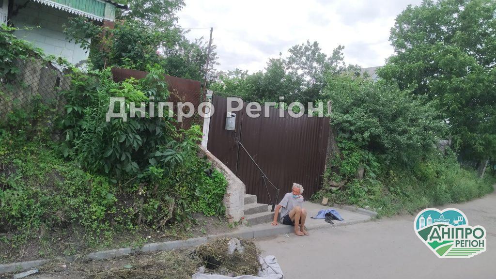 Без нижньої білизни, обмочений і голодний: на Дніпропетровщині під парканом живе чоловік, якого вигнала мати Без нижньої білизни, обмочений і голодний: на Дніпропетровщині під парканом живе чоловік, якого вигнала мати