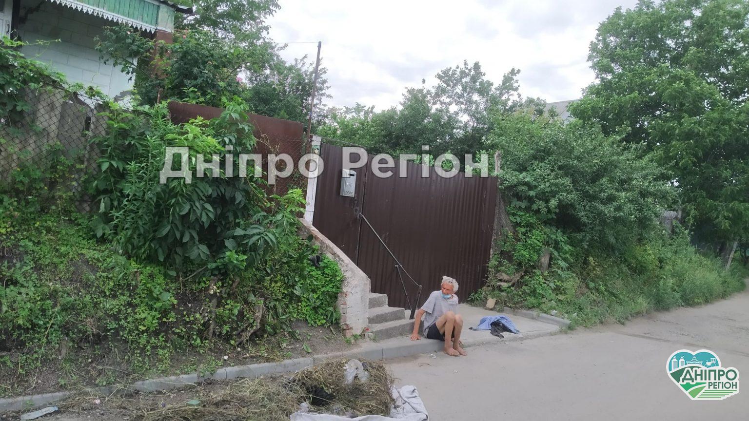 Без нижньої білизни, обмочений і голодний: на Дніпропетровщині під парканом живе чоловік, якого вигнала мати