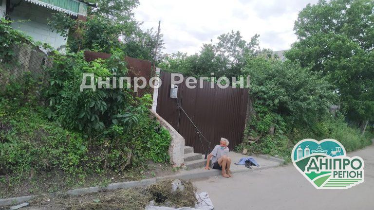 Без нижньої білизни, обмочений і голодний: на Дніпропетровщині під парканом живе чоловік, якого вигнала мати