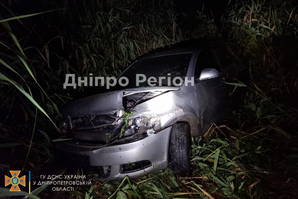 На Дніпропетрощині автомобіль з’їхав у кювет та потрапив у водойму (ФОТО)