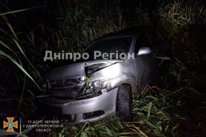 На Дніпропетрощині автомобіль з’їхав у кювет та потрапив у водойму (ФОТО)