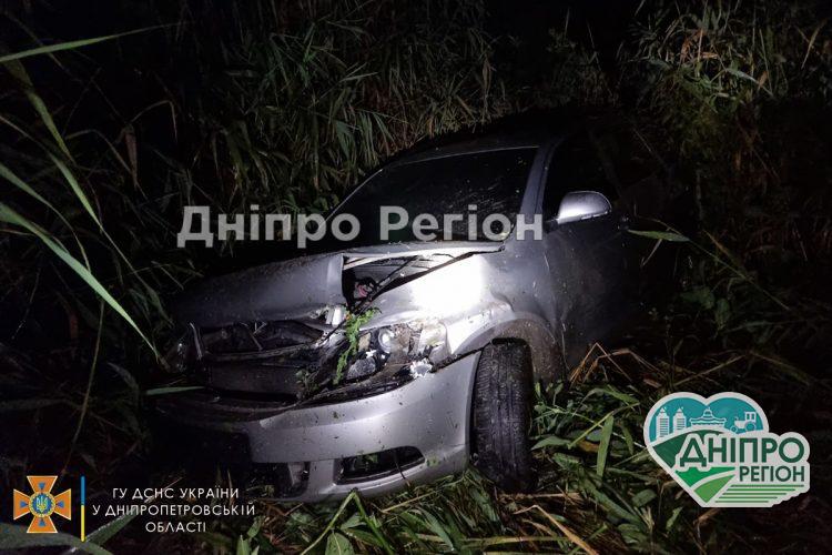 На Дніпропетрощині автомобіль з’їхав у кювет та потрапив у водойму (ФОТО)
