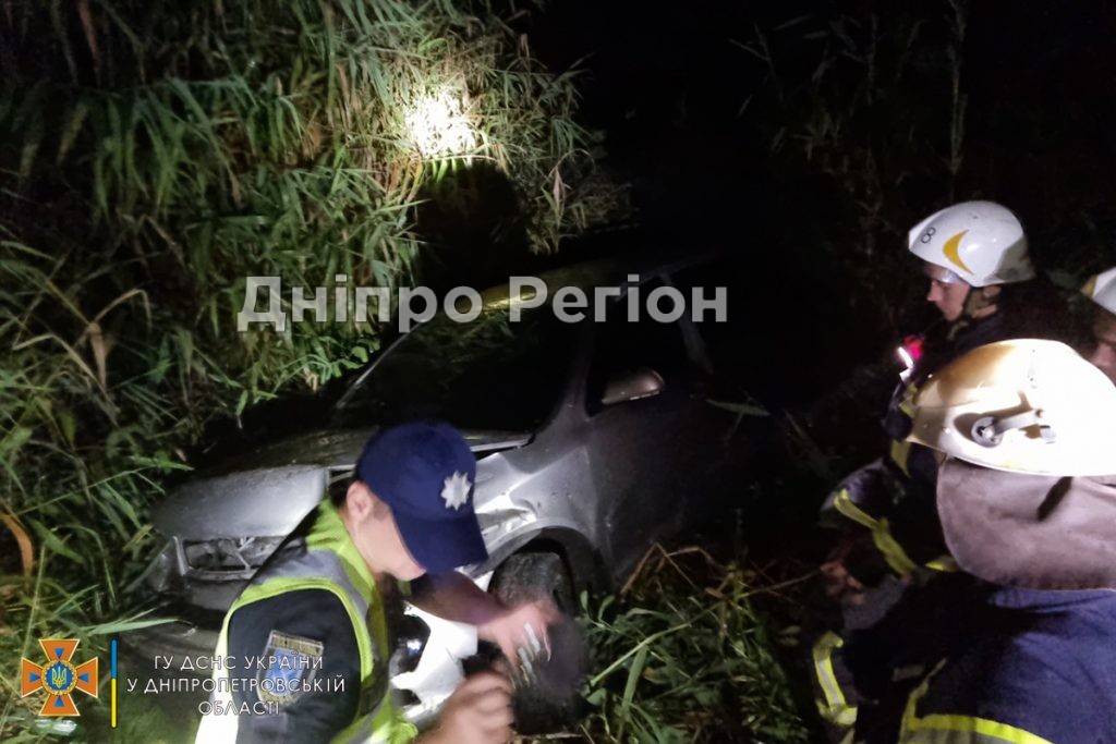 На Дніпропетрощині автомобіль з’їхав у кювет та потрапив у водойму (ФОТО)