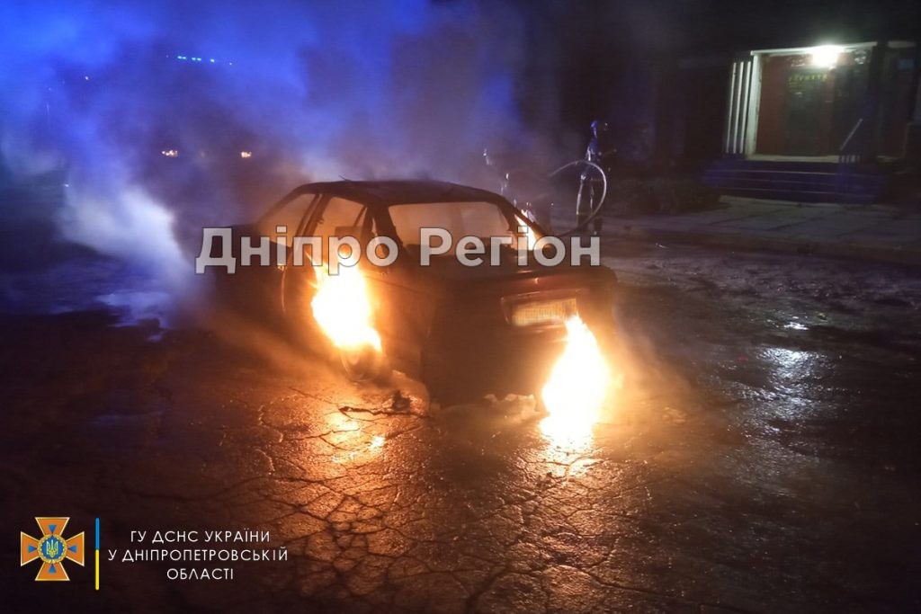 Під Дніпром вночі згорів легковий автомобіль (ВІДЕО)