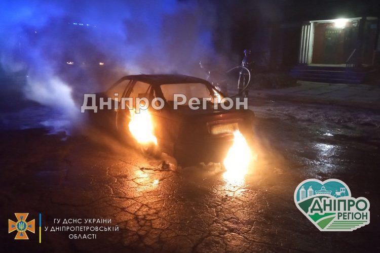 Під Дніпром вночі згорів легковий автомобіль (ВІДЕО)