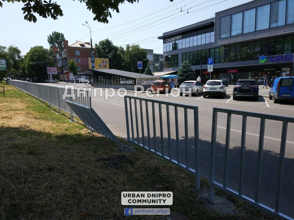 У Дніпрі вандали ламають щойно встановлені огорожувальні паркани