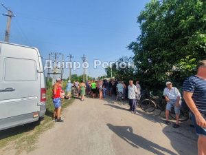 Під Дніпром люди перекрили дорогу через щоденне відключення світла в 40-градусну спеку