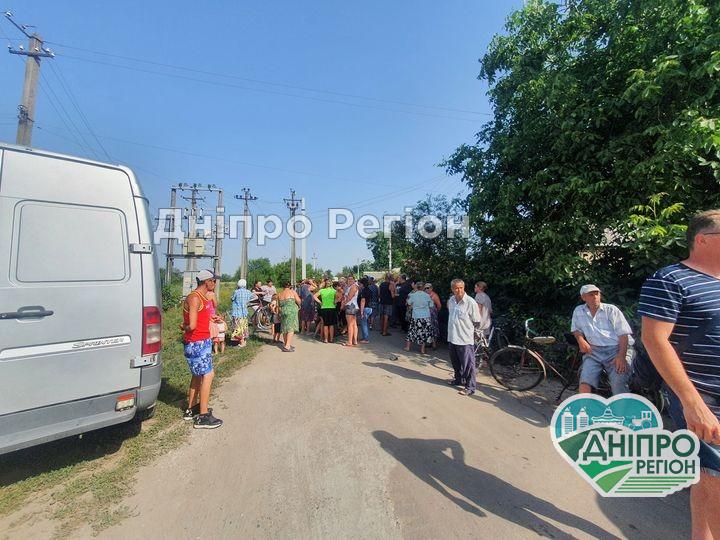 Під Дніпром люди перекрили дорогу через щоденне відключення світла в 40-градусну спеку