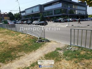 У Дніпрі вандали ламають  огорожувальні паркани (ФОТО)