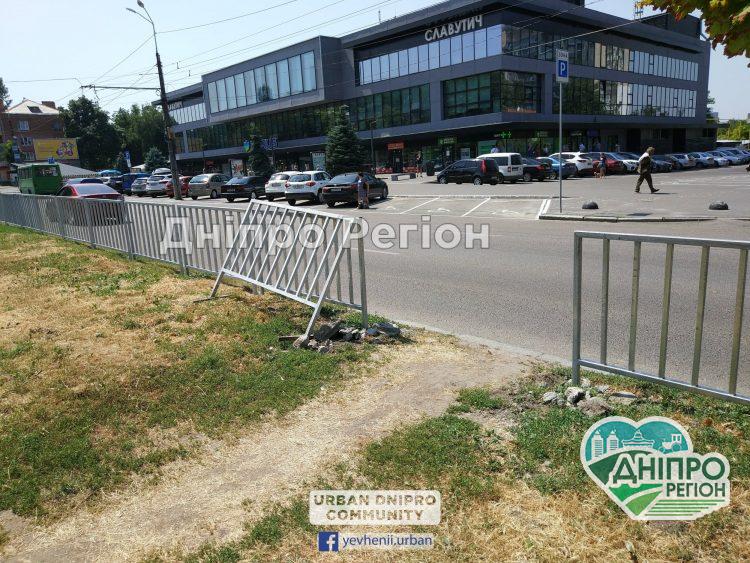 У Дніпрі вандали ламають щойно встановлені огорожувальні паркани