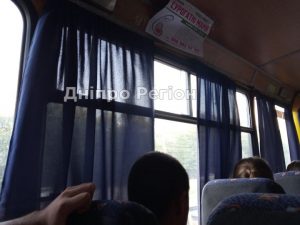 У Дніпрі пасажирка дякує водієві, що в автобусі повісив шторки