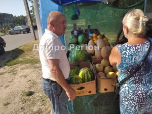 У Дніпрі власник овочевої палатки у свій день народження зробив знижки (ФОТО)