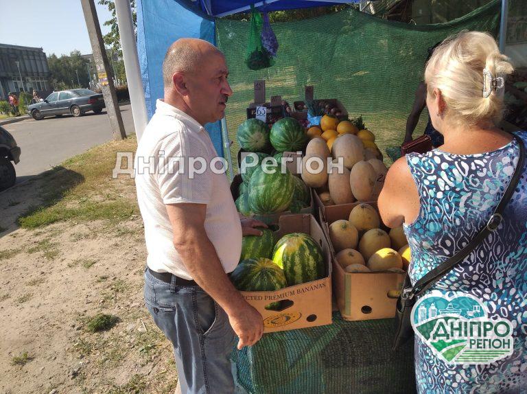 У Дніпрі власник овочевої палатки у свій день народження зробив знижки (ФОТО)