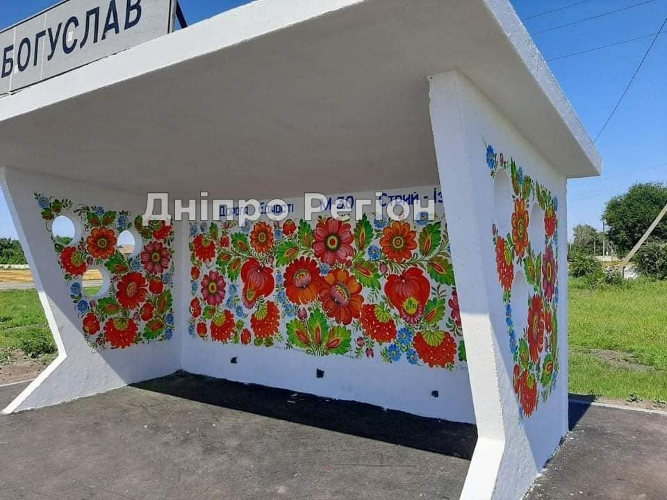 Петриківський розпис крокує Дніпропетровщиною: майстри розмалювали чотири автобусні зупинки (ФОТО)
