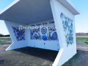 Петриківський розпис крокує Дніпропетровщиною: майстри розмалювали чотири автобусні зупинки (ФОТО)