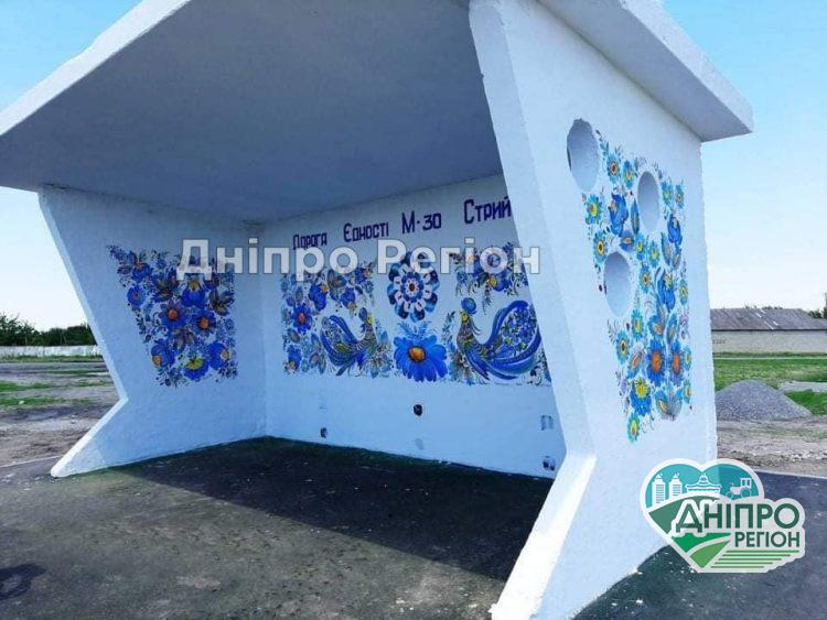 Петриківський розпис крокує Дніпропетровщиною: майстри розмалювали чотири автобусні зупинки (ФОТО) Громадська організація «Майстри петриківського розпису»