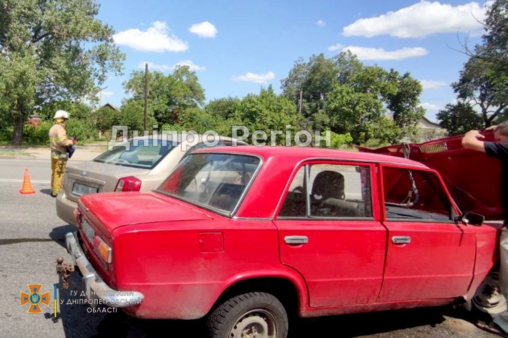 У Нікополі сталася ДТП: рятувальники допомогли ліквідувати наслідки (ВІДЕО)