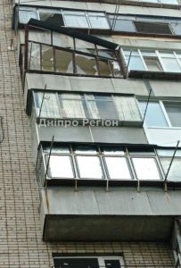На Дніпропетровщині нічна буря зірвала балкон (ФОТО)